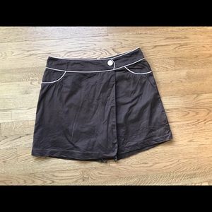Brown skorts with white trim in EUC